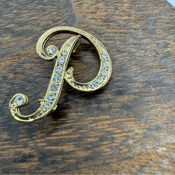 Letter P initial gold tone rhinestone brooch pin script cursive - Picture 3 of 6